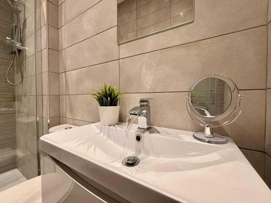 Teds Apartments-town Centre-apt1
